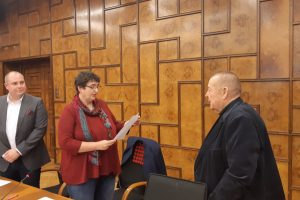 (v.r.n.l.) Vereidigung von Reiner Gräser (SPD) durch Bezirksbürgermeisterin Gabriele Spork (SPD) - daneben Daniel Szymanski, Leiter der Bezirksverwaltungsstelle Bochum-Mitte