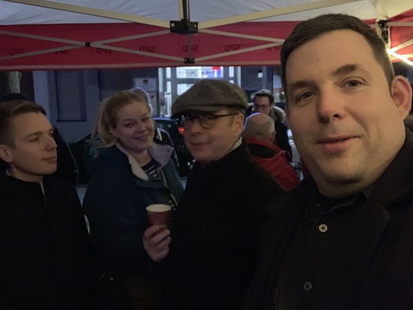 Glühweinstand der SPD Bochum-Ehrenfeld (2018): MdL Karsten Rudolph und u.a. Jens Matheuszik (Vorsitzender der SPD Bochum-Ehrenfeld)