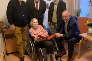 Ehrung von Kläre Schnorbus: Kläre Schnorbus (Mitte), Axel Schäfer (rechts), Jens Matheuszik (mittig hinter ihr), Dieter Baier (links hinter ihr)