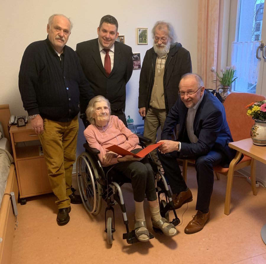 Ehrung von Kläre Schnorbus: Kläre Schnorbus (Mitte), Axel Schäfer (rechts), Jens Matheuszik (mittig hinter ihr), Dieter Baier (links hinter ihr)