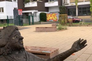 Tor am Tana-Schanzara-Platz (im Vordergrund: das Tana-Schanzara-Denkmal)