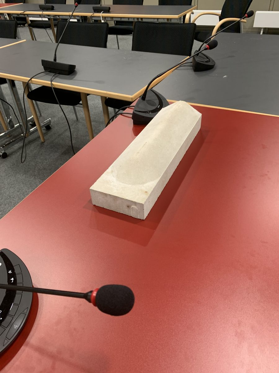 (Teil des) Überfahrbaren Begrenzungssteins, wie er im Ausschuss für Infrastruktur und Mobilität präsentiert wurde
