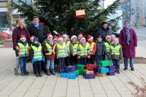 Weihnachtsbaum am Tana-Schanzara-Platz mit den Paketen die dort aufgehangen werden