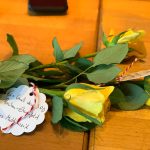 "Ein Gruß der SPD Bochum-Ehrenfeld - Jens Matheuszik" - das steht auf den Anhängern zu den Rosen der SPD Bochum-Ehrenfeld