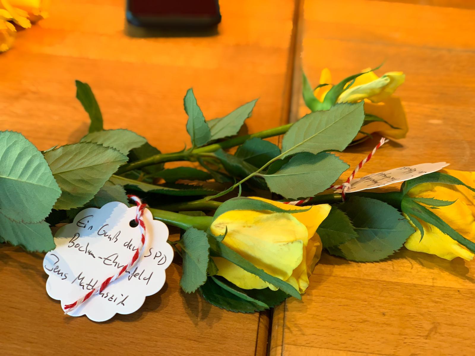 "Ein Gruß der SPD Bochum-Ehrenfeld - Jens Matheuszik" - das steht auf den Anhängern zu den Rosen der SPD Bochum-Ehrenfeld