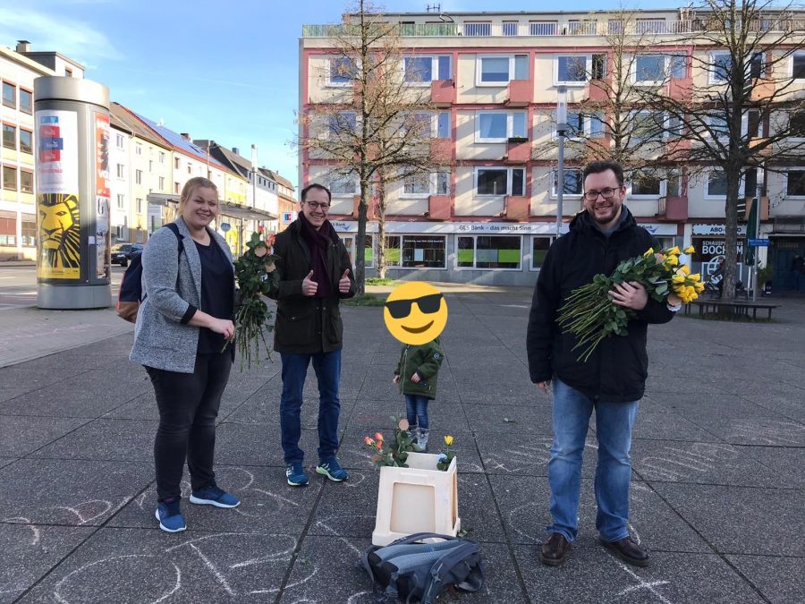 Verteilung der Rosen durch die SPD Bochum-Ehrenfeld - u.a. mit Helena, Sören, Alma und Christoph