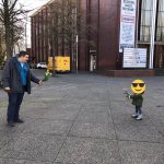 Verteilung der Rosen durch die SPD Bochum-Ehrenfeld - hier mit Jens, Alma und Sören (von links)