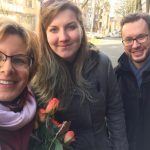 Verteilung der Rosen durch die SPD Bochum-Ehrenfeld - hier mit Simone, Eva und Christoph