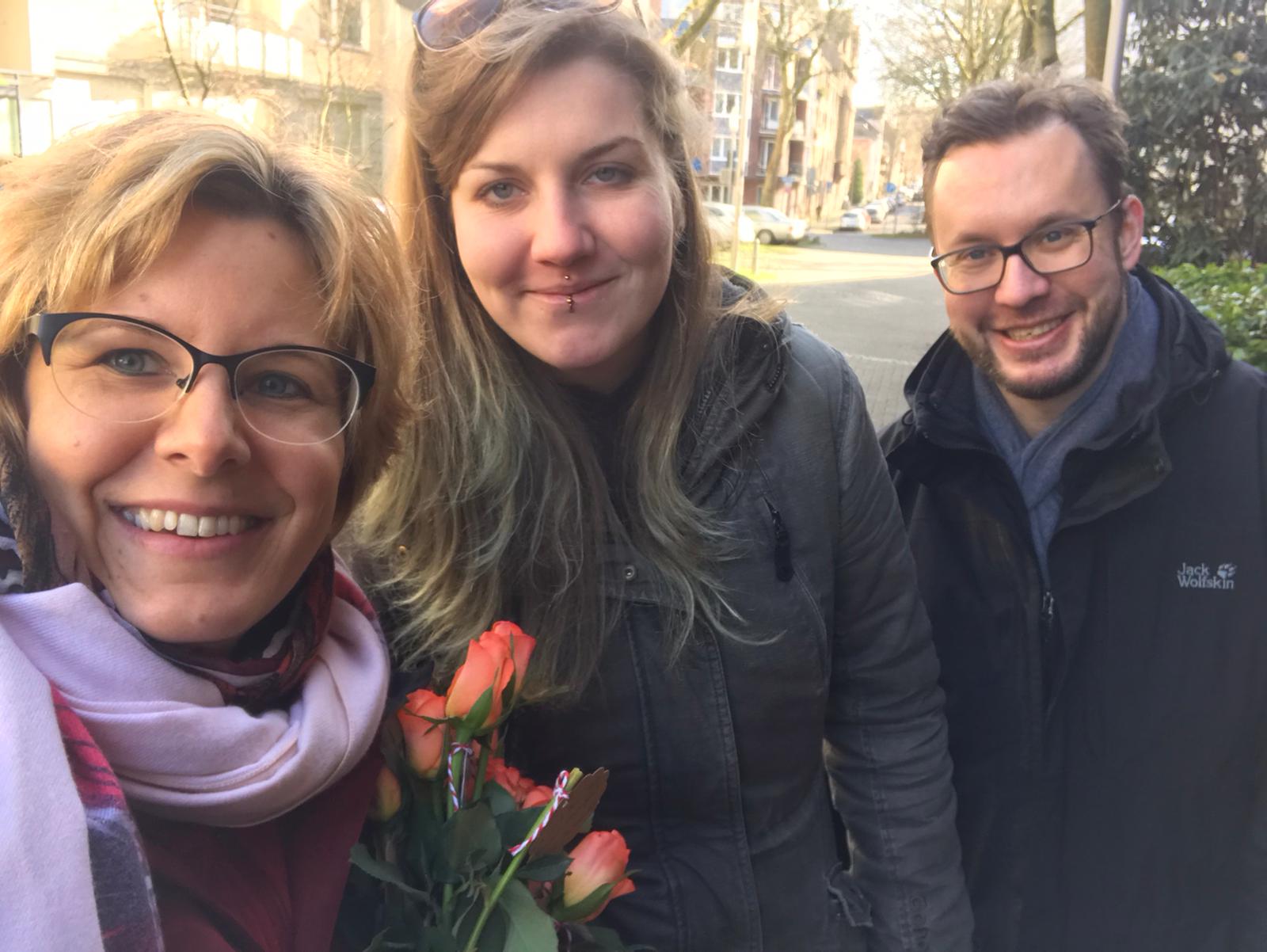 Verteilung der Rosen durch die SPD Bochum-Ehrenfeld - hier mit Simone, Eva und Christoph