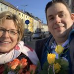 Verteilung der Rosen durch die SPD Bochum-Ehrenfeld - hier mit Simone und Jens