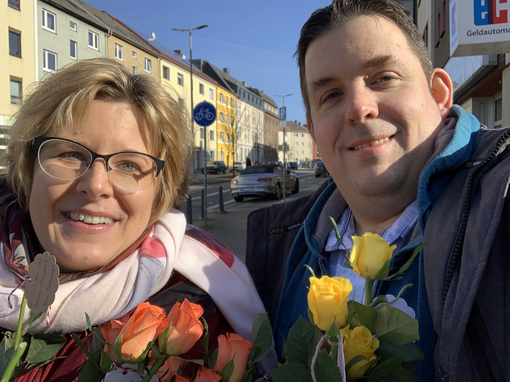 Verteilung der Rosen durch die SPD Bochum-Ehrenfeld - hier mit Simone und Jens