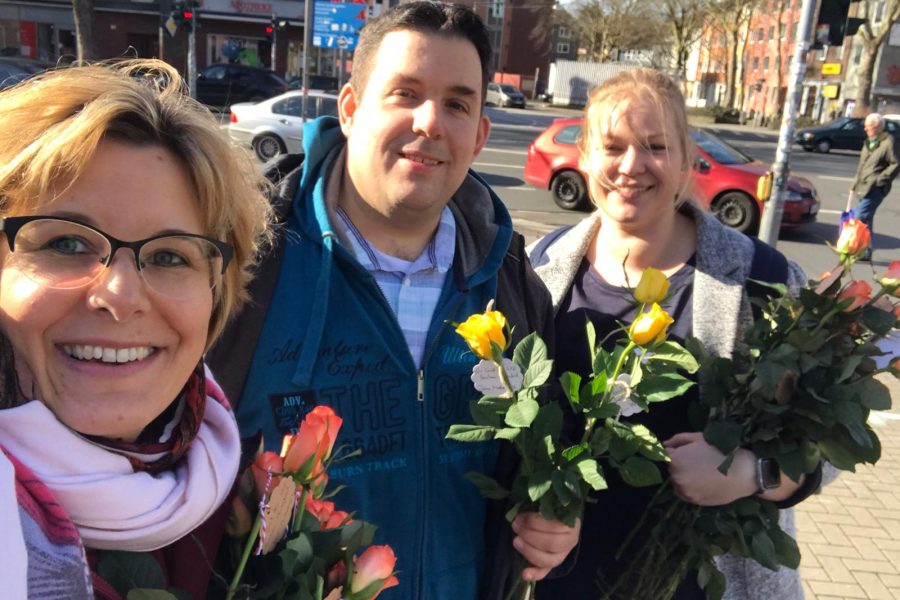 Verteilung der Rosen durch die SPD Bochum-Ehrenfeld - hier mit Simone, Jens und Helena