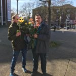 SPD Bochum-Ehrenfeld verteilt Rosen zum Valentinstags-Wochenende im Bochumer Ehrenfeld, hier mit Sören, Alma und Jens Matheuszik