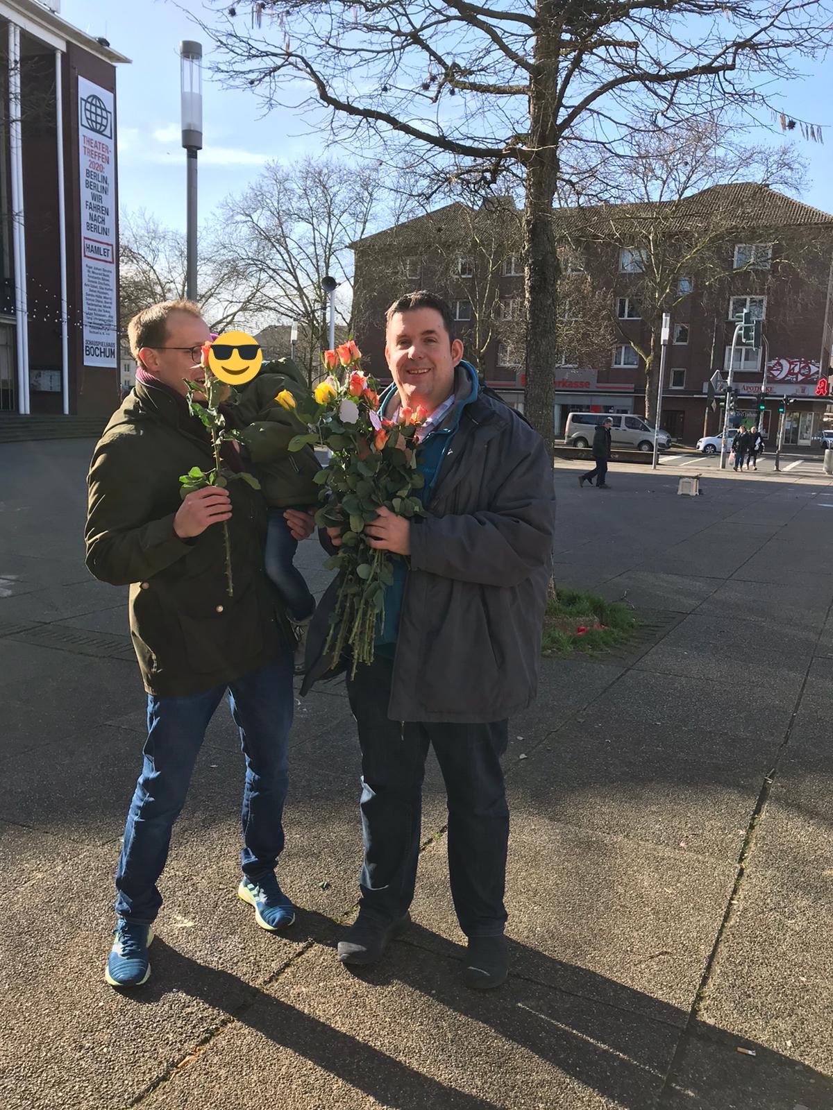 SPD Bochum-Ehrenfeld verteilt Rosen zum Valentinstags-Wochenende im Bochumer Ehrenfeld, hier mit Sören, Alma und Jens Matheuszik