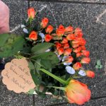 Die Rosen der SPD Bochum-Ehrenfeld auf dem Hans-Schalla-Platz (dem Vorplatz vor'm Schauspielhaus Bochum)