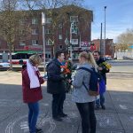 Vorbereitung der Verteilung der Rosen durch die SPD Bochum-Ehrenfeld mit Simone, Jens, Helena und Christoph