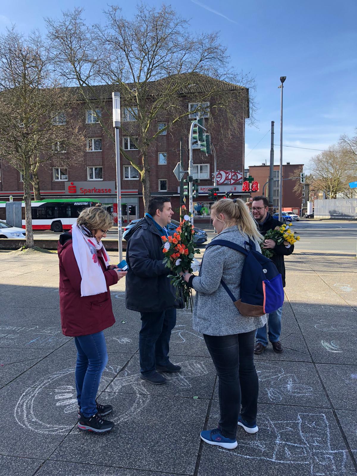 Vorbereitung der Verteilung der Rosen durch die SPD Bochum-Ehrenfeld mit Simone, Jens, Helena und Christoph