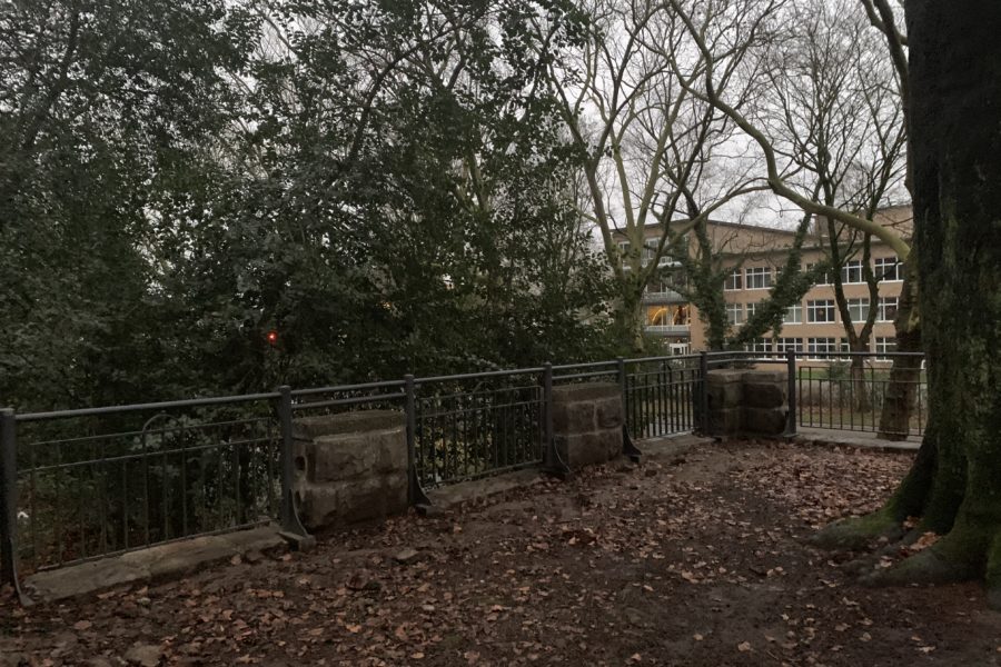 Balustrade im Rechener Park (Blick in Richtung Graf-Engelbert-Schule) im Bochumer Ehrenfeld (Terassenbauwerk an der Königsallee)