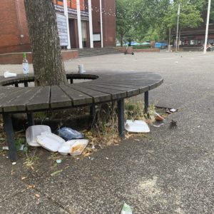 Vermüllung am Hans-Schalla-Platz im Bochumer Ehrenfeld
