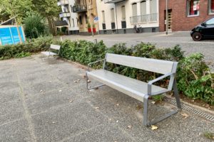 Zwei neue Bänke (von der SPD im Ehrenfeld gespendet) am William-Shakespeare-Platz