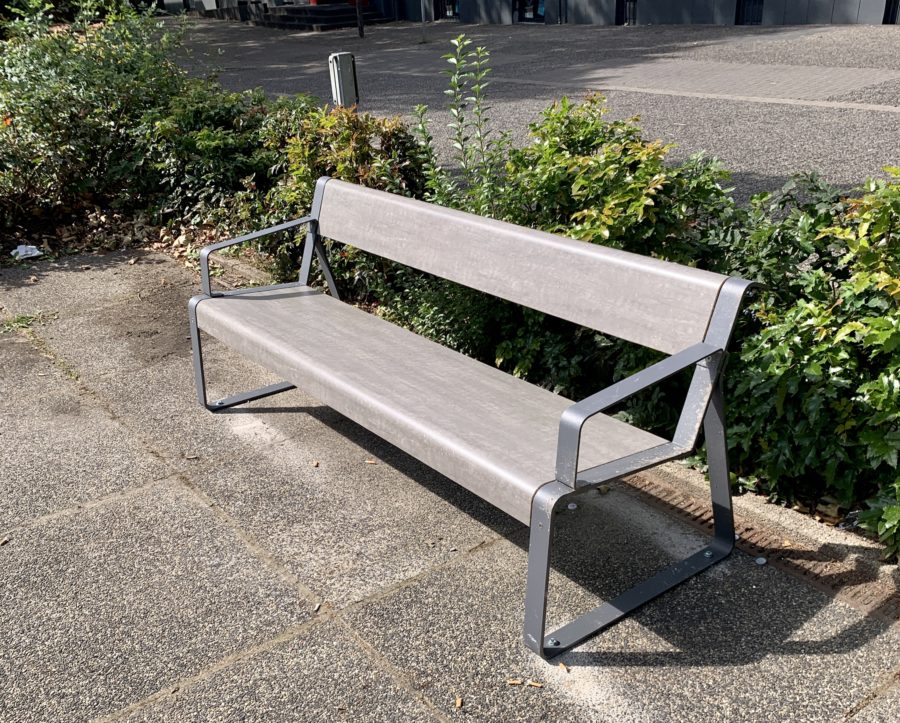Neue Bank (von der SPD im Ehrenfeld gespendet) am William-Shakespeare-Platz
