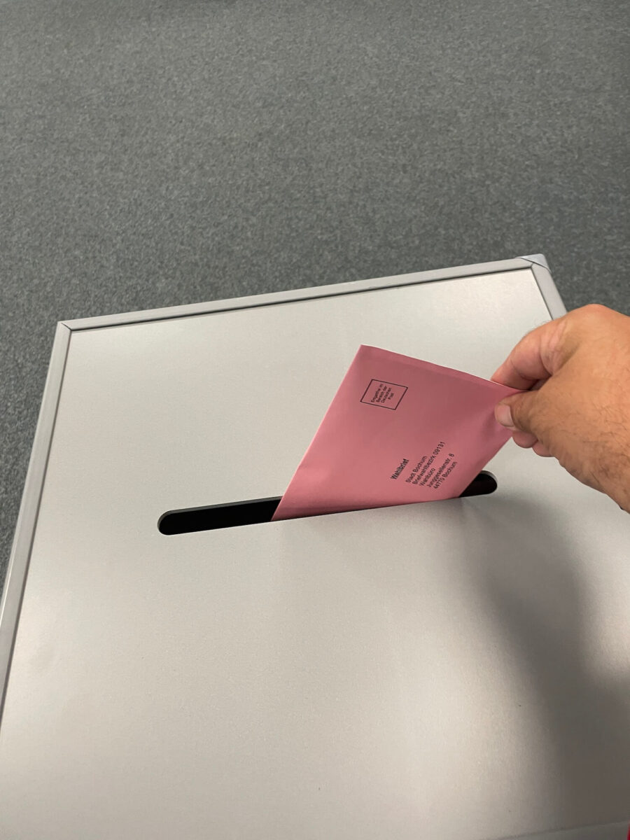 Stimmabgabe im Briefwahlbüro Bochum zur Bundestagswahl 2021