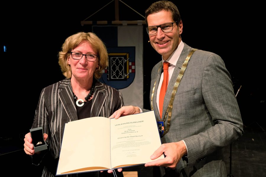 16.02.2021: Ehrenring für Birgit Fischer (überreicht durch Oberbürgermeister Thomas Eiskirch)