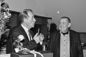 Archivbild (2017): Franz Müntefering ehrt Reiner Gräser für 40 Jahre Mitgliedschaft in der SPD