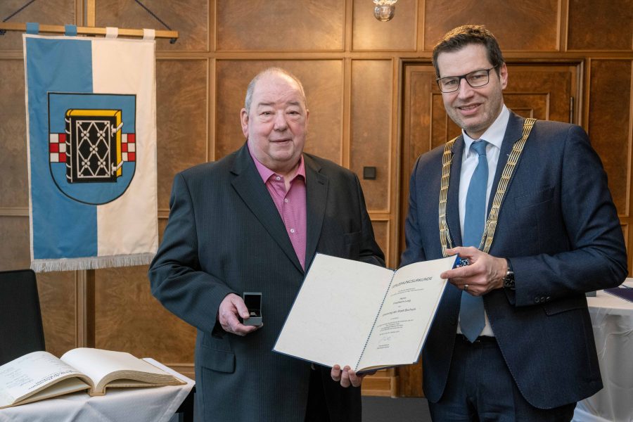 Ehrenringverleihung Friedhelm Lueg durch Oberbürgermeister Thomas Eiskirch