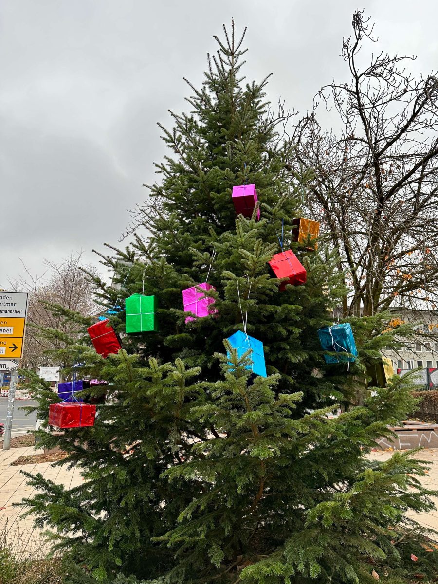 Weihnachtsbaum am Tana-Schanzara-Platz mit Geschenken (2022)