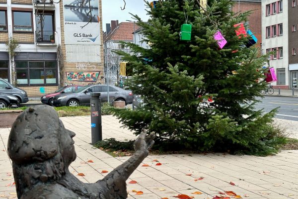 Weihnachtsbaum am Tana-Schanzara-Platz mit Blick von Tana auf den Baum (2022)