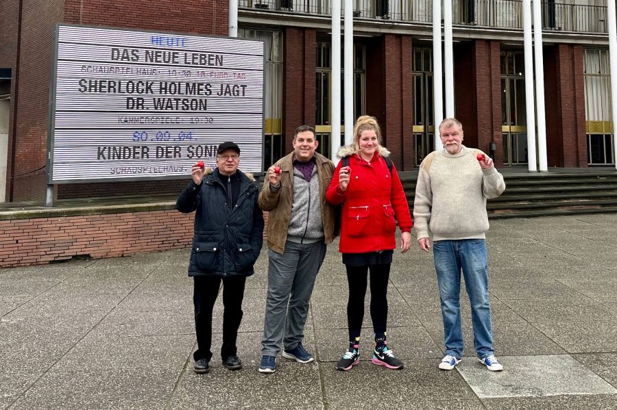Die SPD Bochum-Ehrenfeld verteilt traditionell zu Ostern rote Ostereier - so auch in 2023 (hier am Treffpunkt Schauspielhaus Bochum)