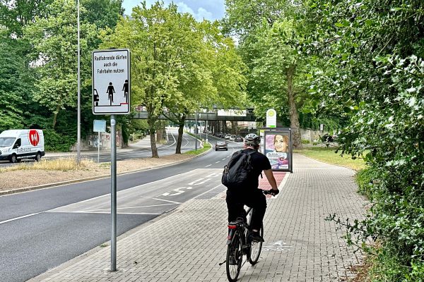 Königsallee (ab Wasserstraße Richtung Süden):nicht-benutzungspflichtiger Radweg und Hinweisschild